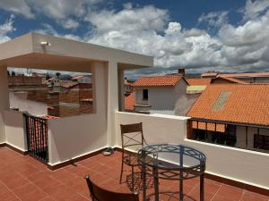 patio ze stołem i krzesłami na balkonie w obiekcie Abis Terraza w mieście Sucre