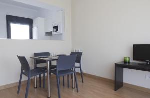TV a/nebo společenská místnost v ubytování Aparthotel Jardines de Aristi
