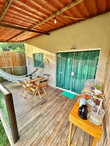 um pátio com uma rede de descanso, uma mesa e cadeiras em Terras Verdes Residence em Fernando de Noronha