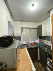 eine kleine Küche mit Spüle und Kühlschrank in der Unterkunft Magnifique Appartement S1 a sousse in Sousse