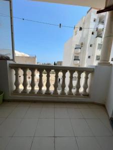 uma varanda com um corrimão branco num edifício em Magnifique Appartement S1 a sousse em Sousse