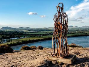 een metalen sculptuur bovenop een heuvel bij Cosy Cottage with Wood Burning Stove in Ederyn