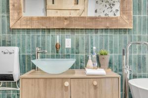 un bagno con lavandino a ciotola su un armadio in legno di Initial / Bonjour / Chutes-Montmorency a Boischâtel