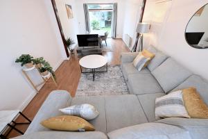 ein Wohnzimmer mit einem Sofa und einem Tisch in der Unterkunft Home from home Retreat in The Hyde