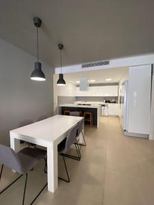 Majoituspaikan St Julians Apt with Pool keittiö tai keittotila