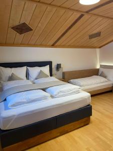 een slaapkamer met een groot bed in een kamer bij Landhaus Brugger in Saalfelden am Steinernen Meer