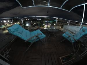 zwei Stühle auf dem Deck eines Bootes in der Nacht in der Unterkunft Habitación de lujo in Bogotá