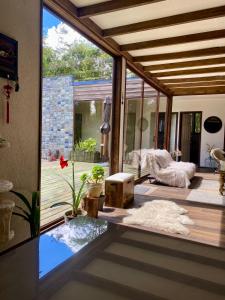 een woonkamer met een grote glazen schuifdeur bij Refugio Los Coigües in Puerto Varas