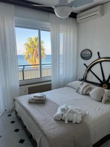um quarto com uma cama grande e toalhas em Sogno sul mare em Sestri Levante