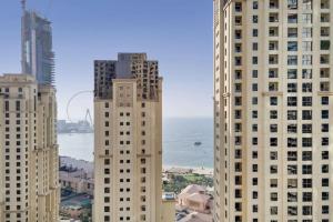 einen Blick auf zwei hohe Gebäude in einer Stadt in der Unterkunft Jbr Sea View Captivating 4-Bed Apartment in Dubai in Dubai