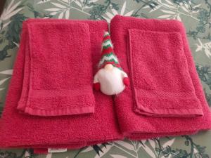 Twee rode handdoeken met een kerstmuts erop. bij Appartement in Villejuif (M 7) with free parking in Villejuif