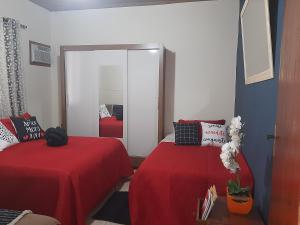 1 dormitorio con 2 camas y espejo en Casa Azul-Paraíso em Búzios, en Búzios