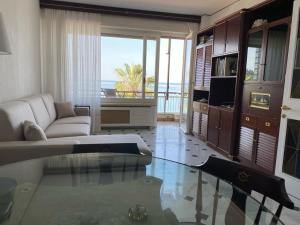 uma sala de estar com um sofá e uma mesa de vidro em Sogno sul mare em Sestri Levante