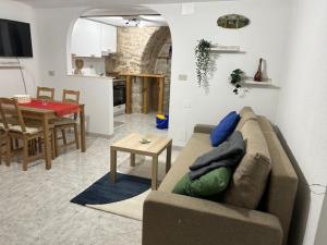 sala de estar con sofá y mesa en The Refuge of Angels, en Pizzoferrato