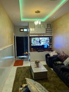 uma sala de estar com dois sofás e uma televisão em Fowaa Lux em Mlichakpo