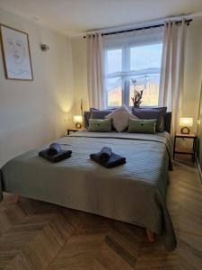 una camera da letto con un grande letto con due asciugamani di Apartament Karolina ul. Lipowa 2/29, 58-530 Kowary a Kowary