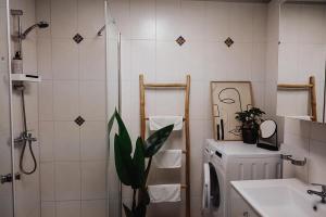 ein Badezimmer mit einer Dusche, einem Waschbecken und einer Pflanze in der Unterkunft Cozy Nürnberg-Schwaig-Messe-Küche-Balkon in Schwaig bei Nürnberg