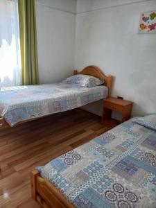 - une chambre avec 2 lits et une fenêtre dans l'établissement Excelente ubicación, à Concón