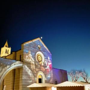 una chiesa con un dipinto sul lato di Appartamenti Santa Chiara ad Assisi