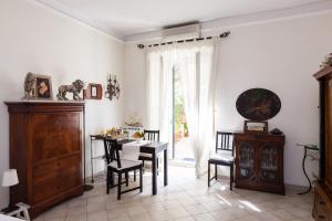 a dining room with a table and chairs at Vacanze Romane in Rome