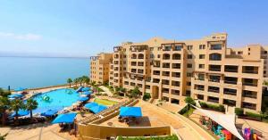 uma vista aérea de um resort com uma piscina em DeadSea view apartments Samarah Resort E22 em Amã
