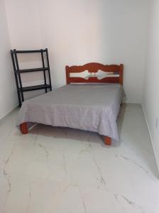 Bett in einem Zimmer mit Marmorboden in der Unterkunft Hostel BSJ in Casimiro de Abreu