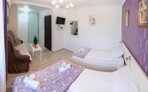 uma sala de estar com uma cama e um sofá em Guest House Ćiro em Saraievo