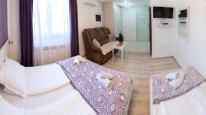 Rúm í herbergi á Guest House Ćiro