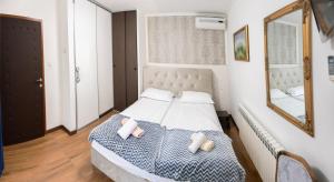 Rúm í herbergi á Guest House Ćiro