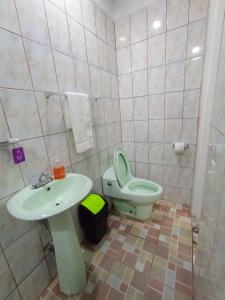 a bathroom with a sink and a toilet at Belo Bay Apartment Hotel in Portobelo