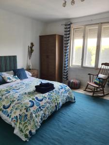 1 dormitorio con 1 cama con edredón azul en Koppány Pines Rewild Escapes - The Lodge en Koppányszántó
