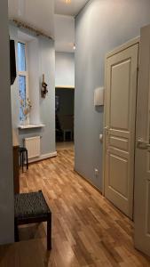 een lege kamer met een deur en een houten vloer bij Riga Central District, Тихий Центр города, всё под боком, удобно in Rīga