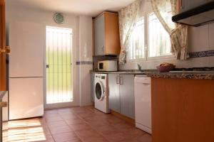 uma cozinha com um frigorífico branco e uma máquina de lavar roupa em Villa Henri spacious 6P villa with private pool em Mutxamel