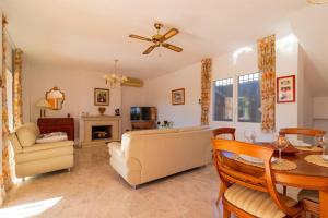 uma sala de estar com um sofá e uma mesa em Villa Henri spacious 6P villa with private pool em Mutxamel