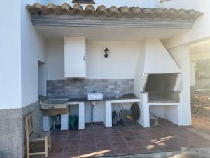 - une cuisine avec un évier et un comptoir dans l'établissement Casas Demi verhuurhuis, à Vélez-Blanco