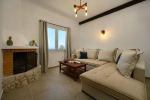 Posezení v ubytování Kalyva Country House, with private beach and pool