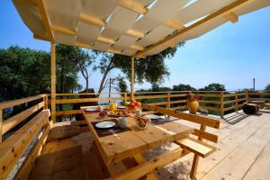 Balkón nebo terasa v ubytování Kalyva Country House, with private beach and pool