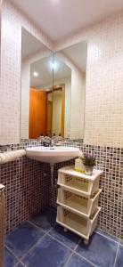 卡斯鐵略德哈卡的住宿－Molino21 Castiello de Jaca，一间带水槽和大镜子的浴室
