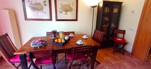 uma mesa de jantar em madeira com cadeiras e frutas em Molino21 Castiello de Jaca em Castiello de Jaca
