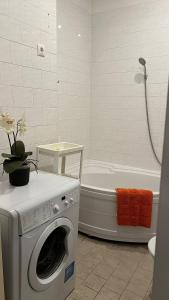 een badkamer met een wasmachine en een bad bij Riga Central District, Тихий Центр города, всё под боком, удобно in Rīga