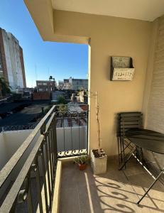 balcón con mesa y vistas a la ciudad en Depto temporario en Corrientes