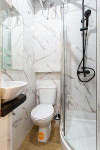 uma casa de banho com um WC e um lavatório em Apt + patio privado Atocha Delicias Madrid Rio em Madrid