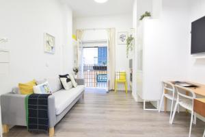 A television and/or entertainment centre at Apartamento Atarazanas Málaga Centro Histórico