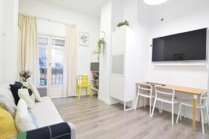 A television and/or entertainment centre at Apartamento Atarazanas Málaga Centro Histórico