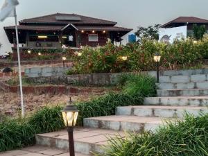 Taman di luar Fulora Guest House only Family Welcomed