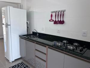 Η κουζίνα ή μικρή κουζίνα στο Brisas de São Chico - 450m da Praia
