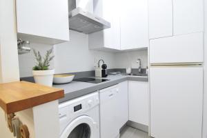 A kitchen or kitchenette at Apartamento Atarazanas Málaga Centro Histórico