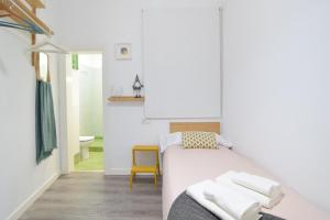 A bed or beds in a room at Apartamento Atarazanas Málaga Centro Histórico