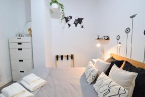 A bed or beds in a room at Apartamento Atarazanas Málaga Centro Histórico