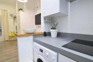 A kitchen or kitchenette at Apartamento Atarazanas Málaga Centro Histórico